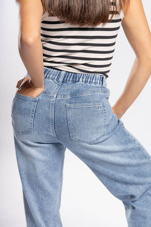 Pantalon recto azul claro con bolsillos traseros vista posterior