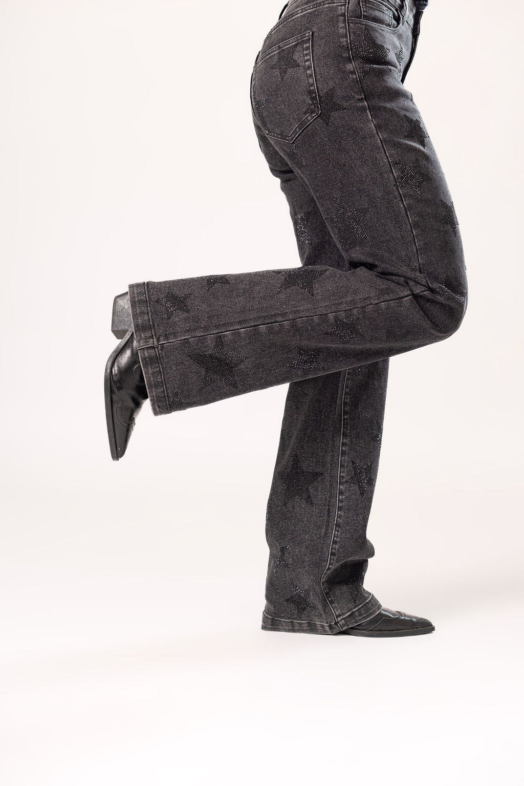 pantalon recto negro con brillos detalle lateral de pierna