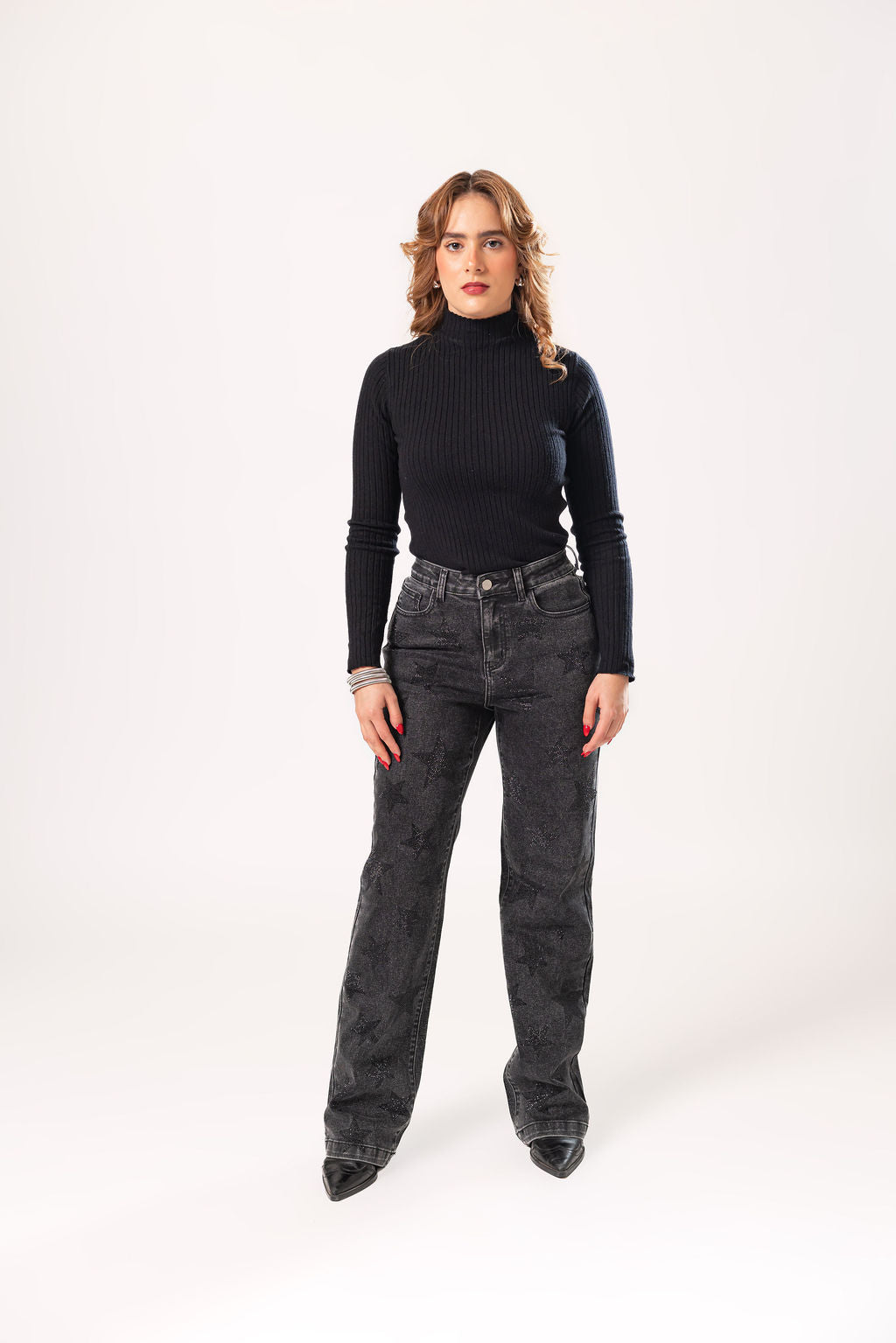 pantalon recto negro con brillos vista frontal completa
