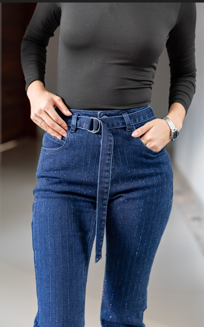 pantalon straight azul con brillos detalle de cintura con cinturón