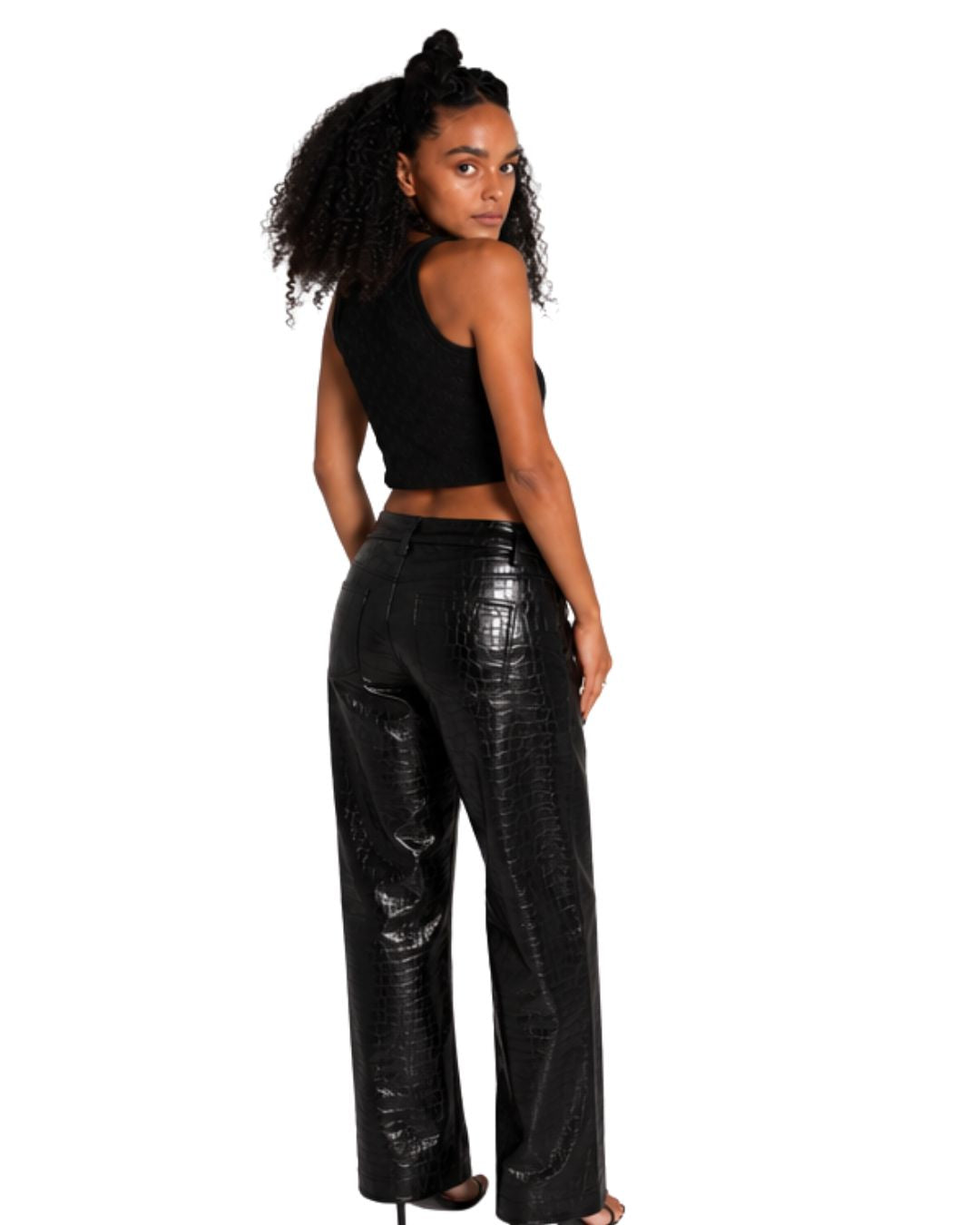 Pantalon straight negro efecto piel con textura tipo cocodrilo Doux Denim.