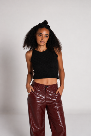 Modelo con pantalon straight burgundy efecto piel de Doux Denim.