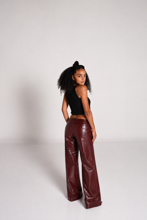 Pantalon straight burgundy para mujer con acabado brillante efecto piel.