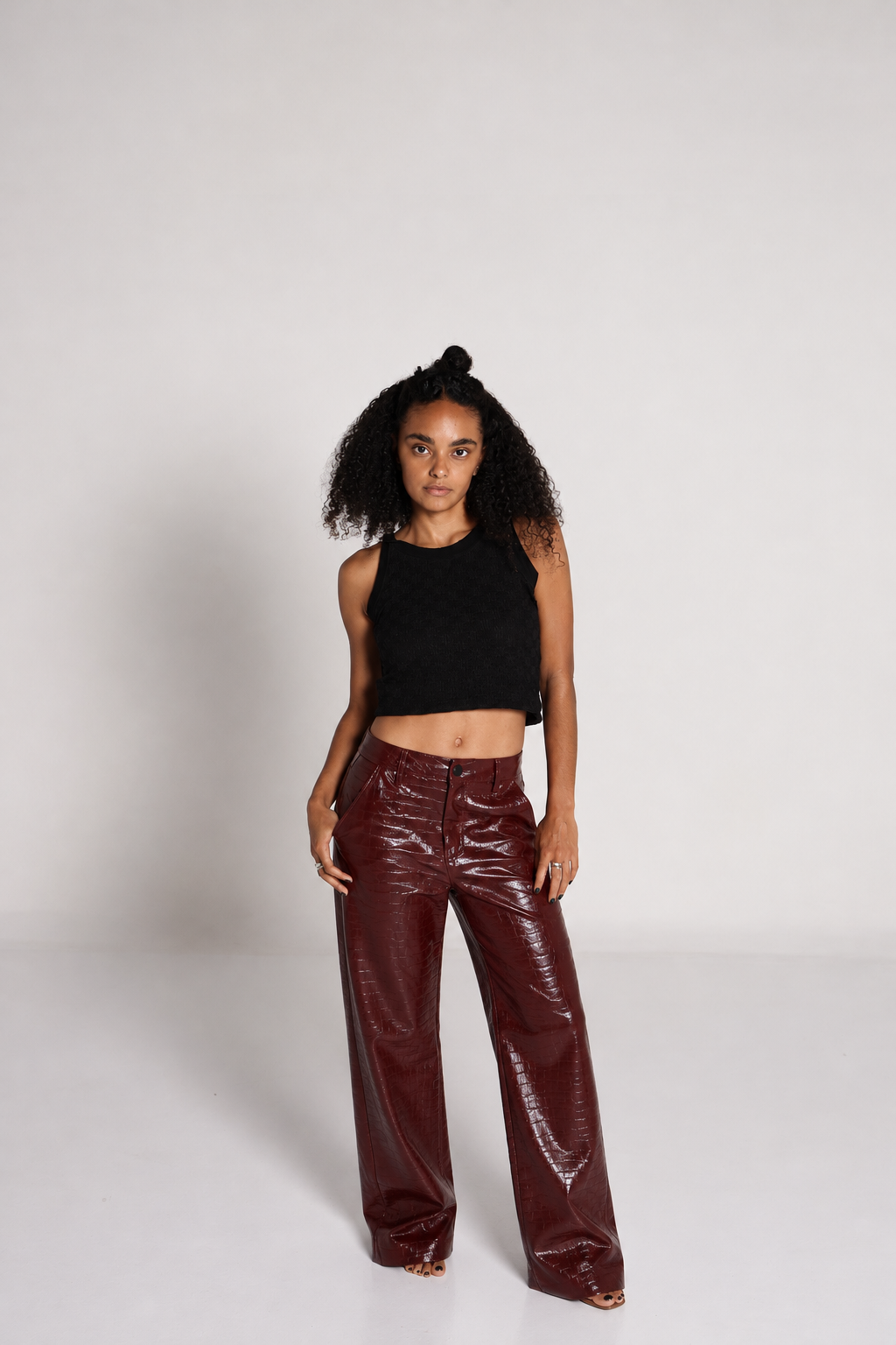Pantalon straight burgundy efecto piel vista posterior para mujer.