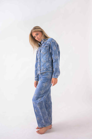 Pantalon straight para mujer en mezclilla azul con diseño floral decorativo