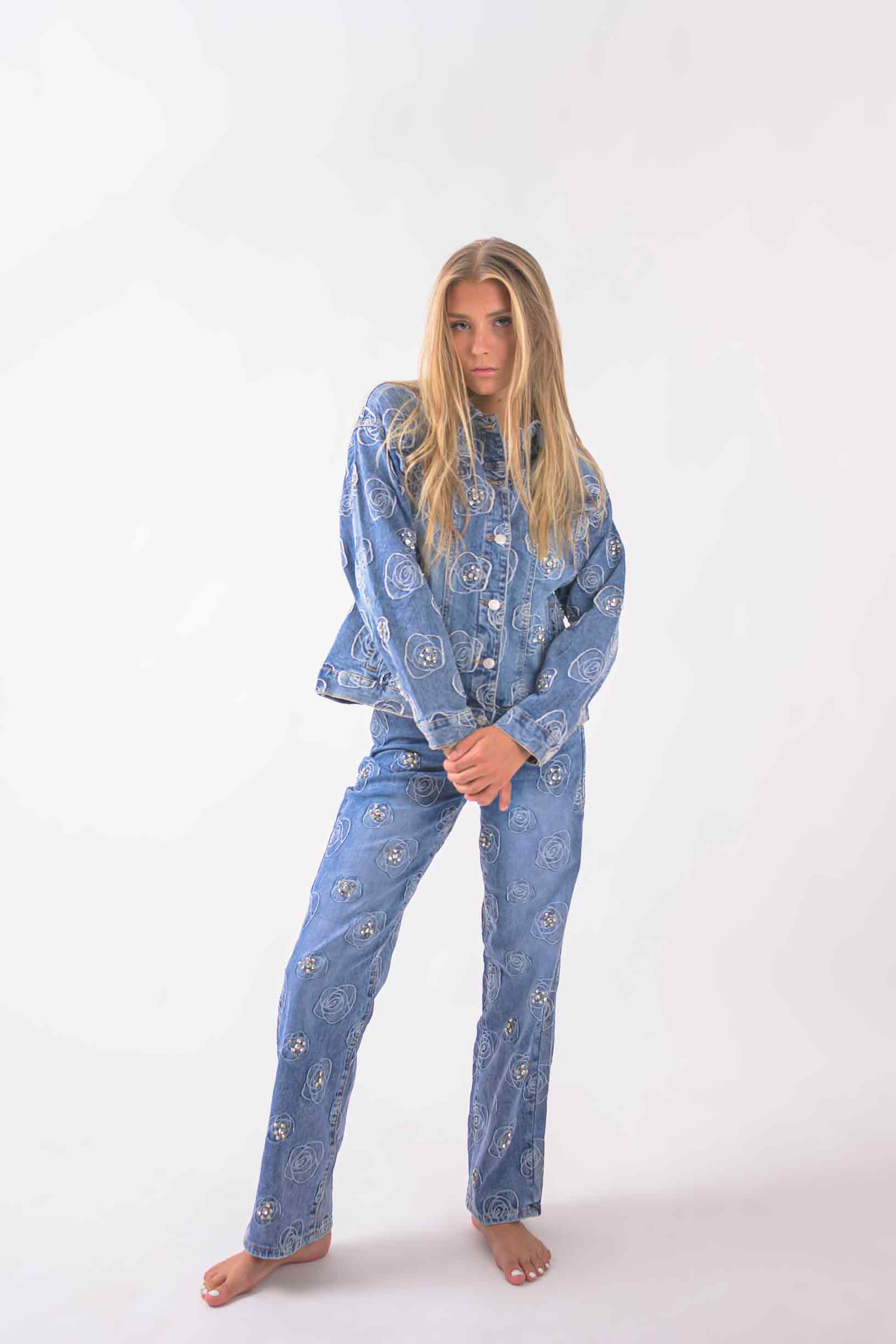 Pantalon straight denim con flores y piedras brillantes para mujer vista frontal