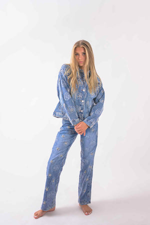 Pantalon straight denim con flores y piedras brillantes para mujer vista frontal