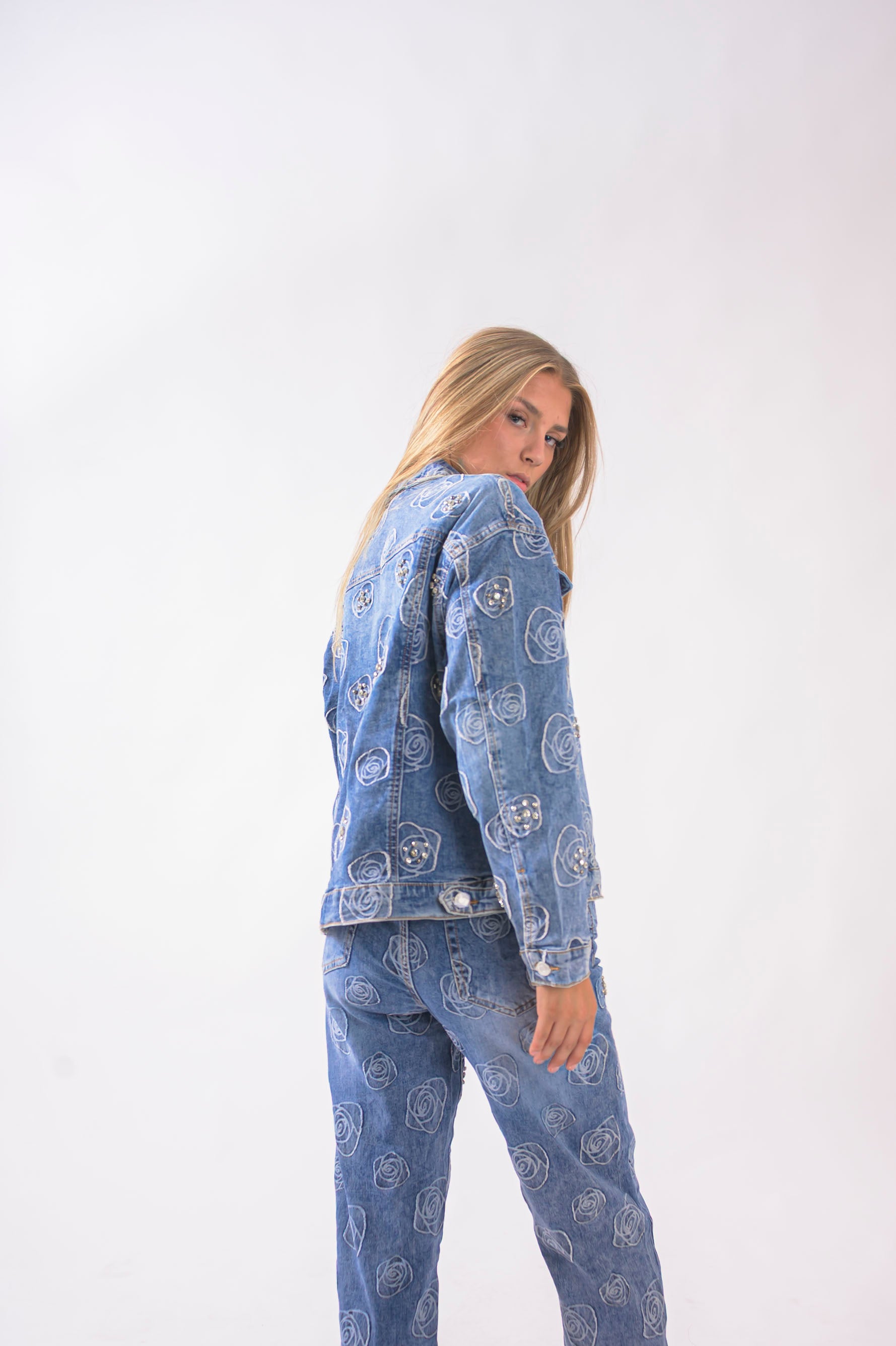 Vista trasera de pantalon straight azul con estampado floral y detalles brillantes