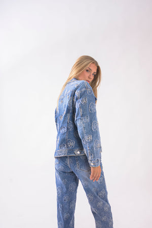 Vista trasera de pantalon straight azul con estampado floral y detalles brillantes