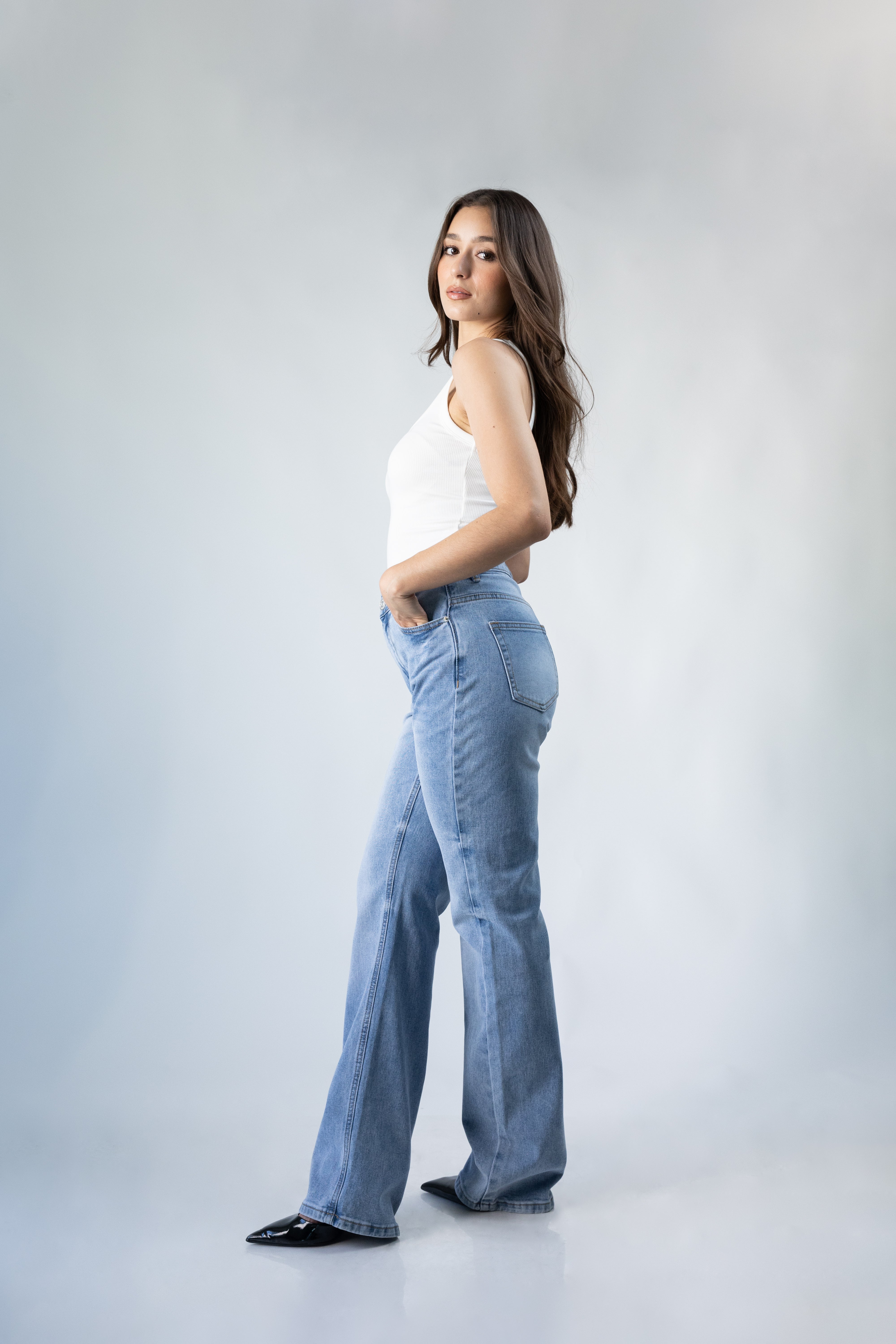 pantalon straight azul vista lateral mujer denim claro