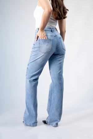 pantalon straight azul detalle trasero bolsillos denim