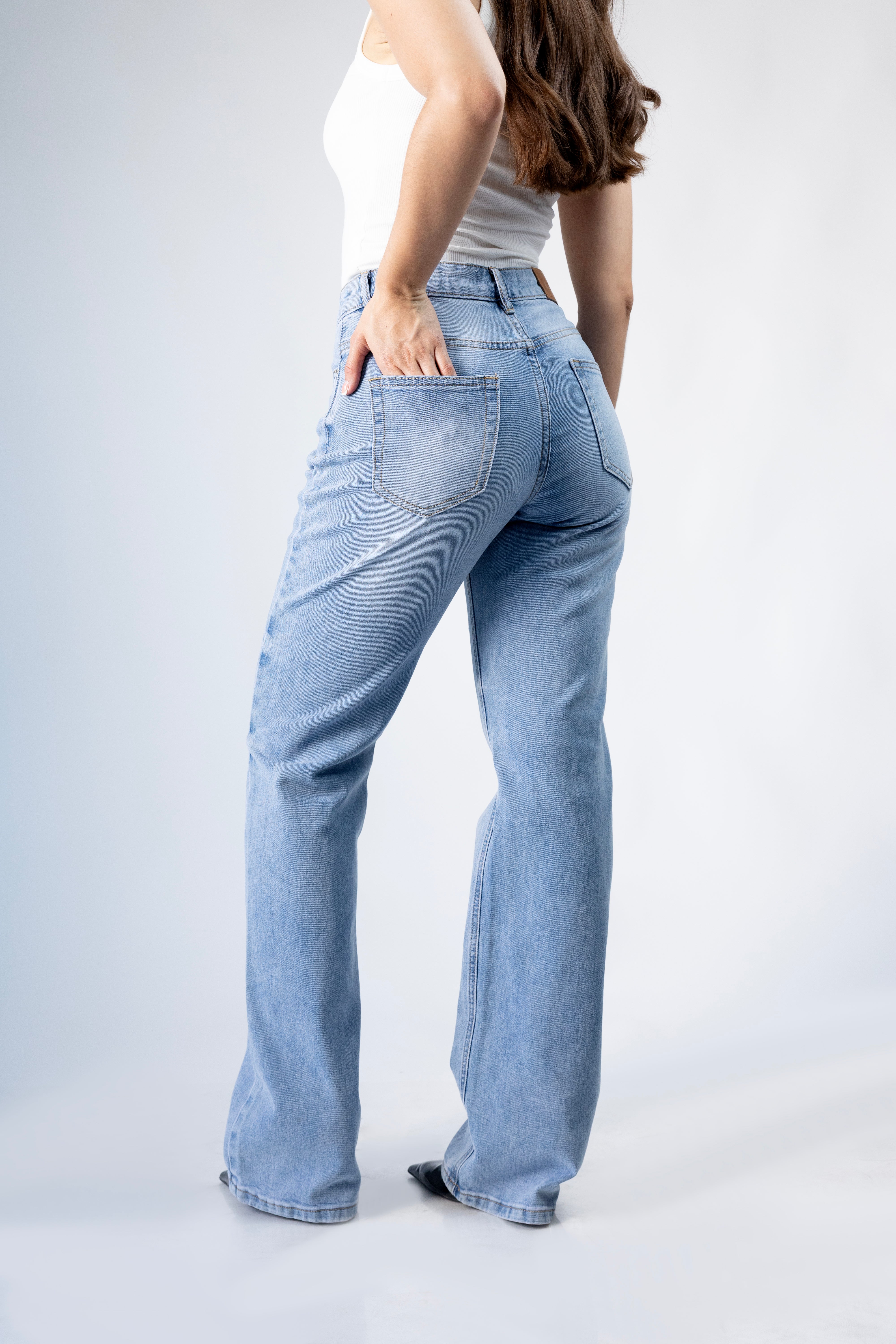 pantalon straight azul detalle trasero bolsillos denim