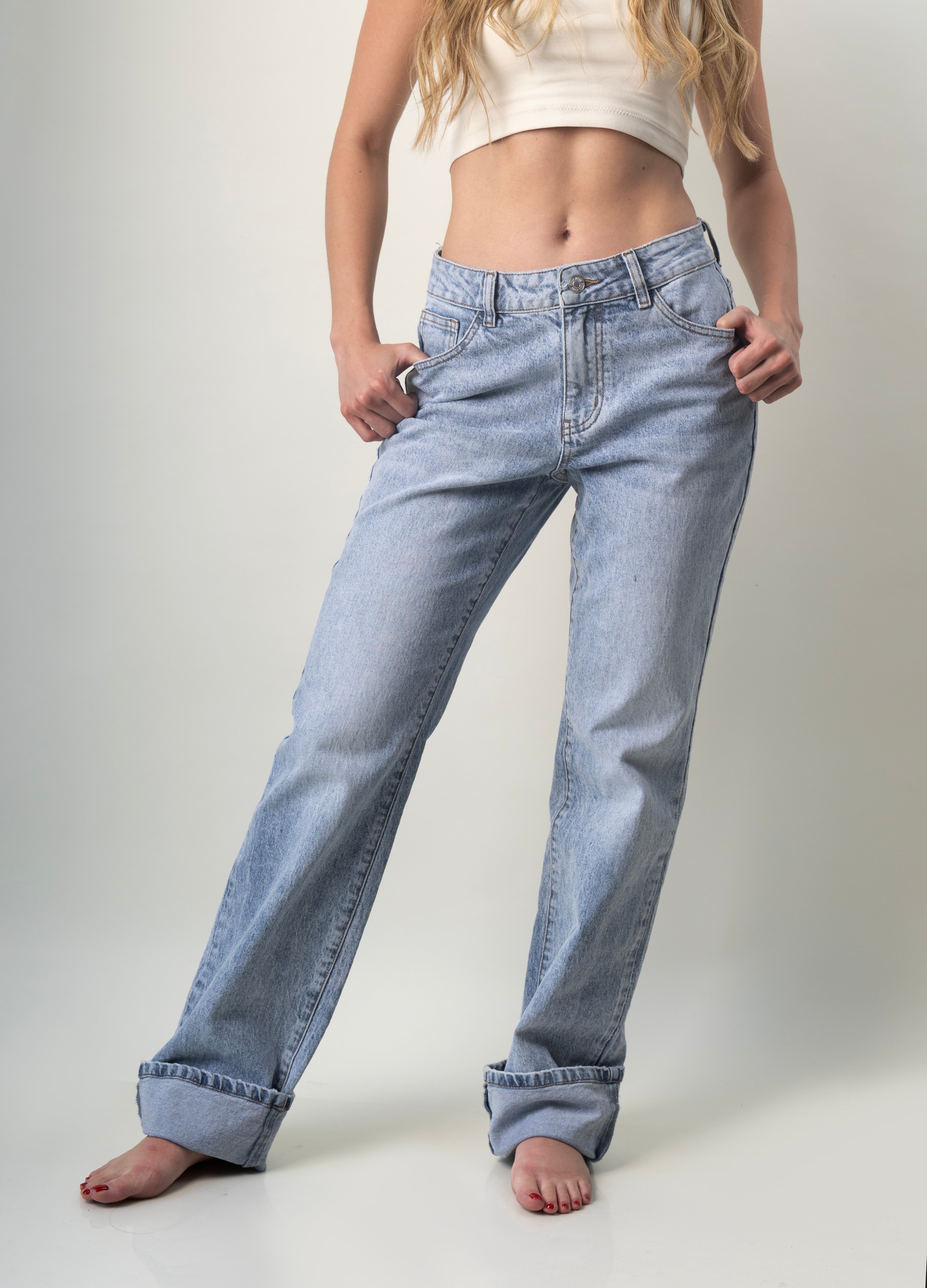 Detalle frontal de pantalon straight azul claro para mujer