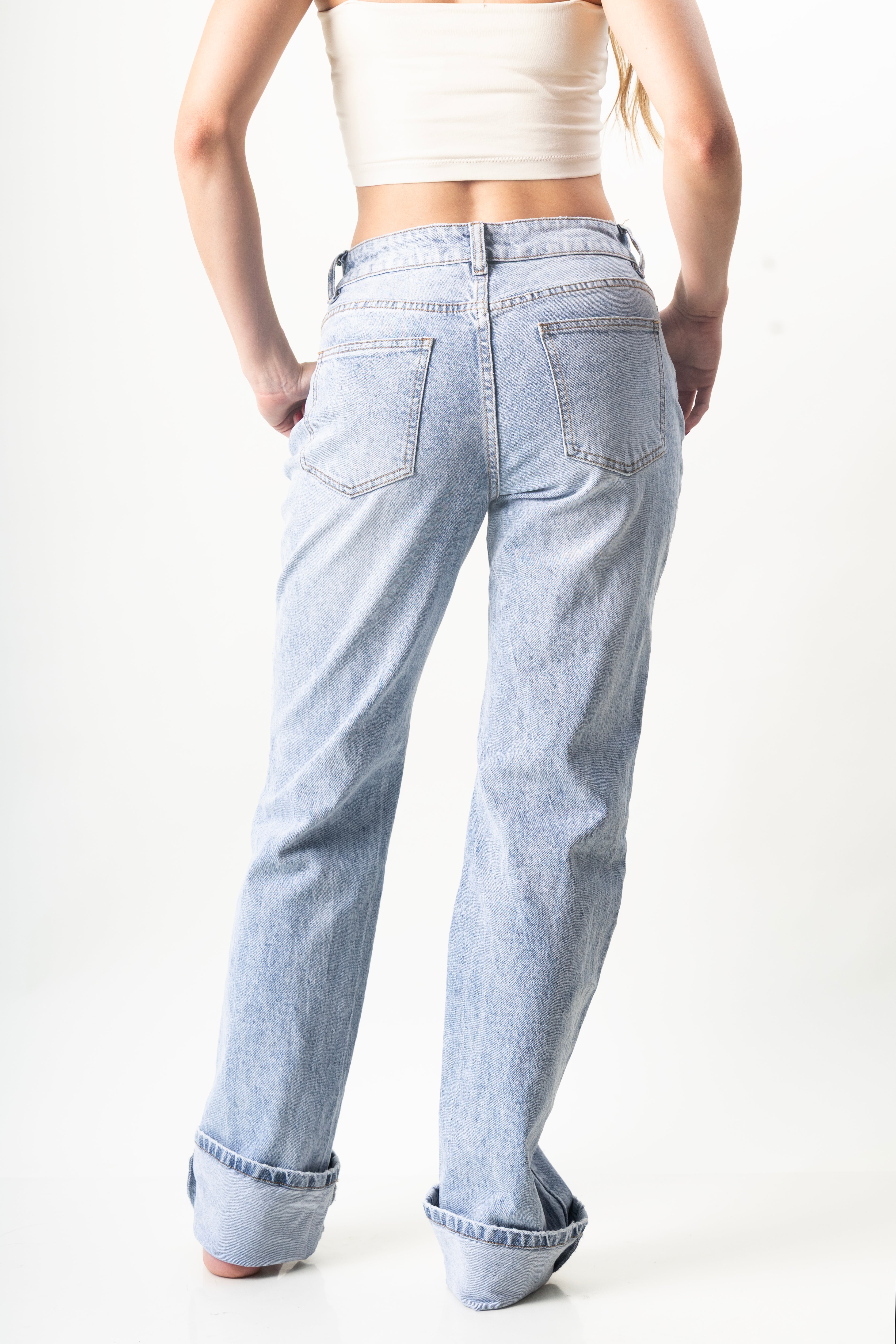 Vista trasera detalle de pantalon straight azul claro