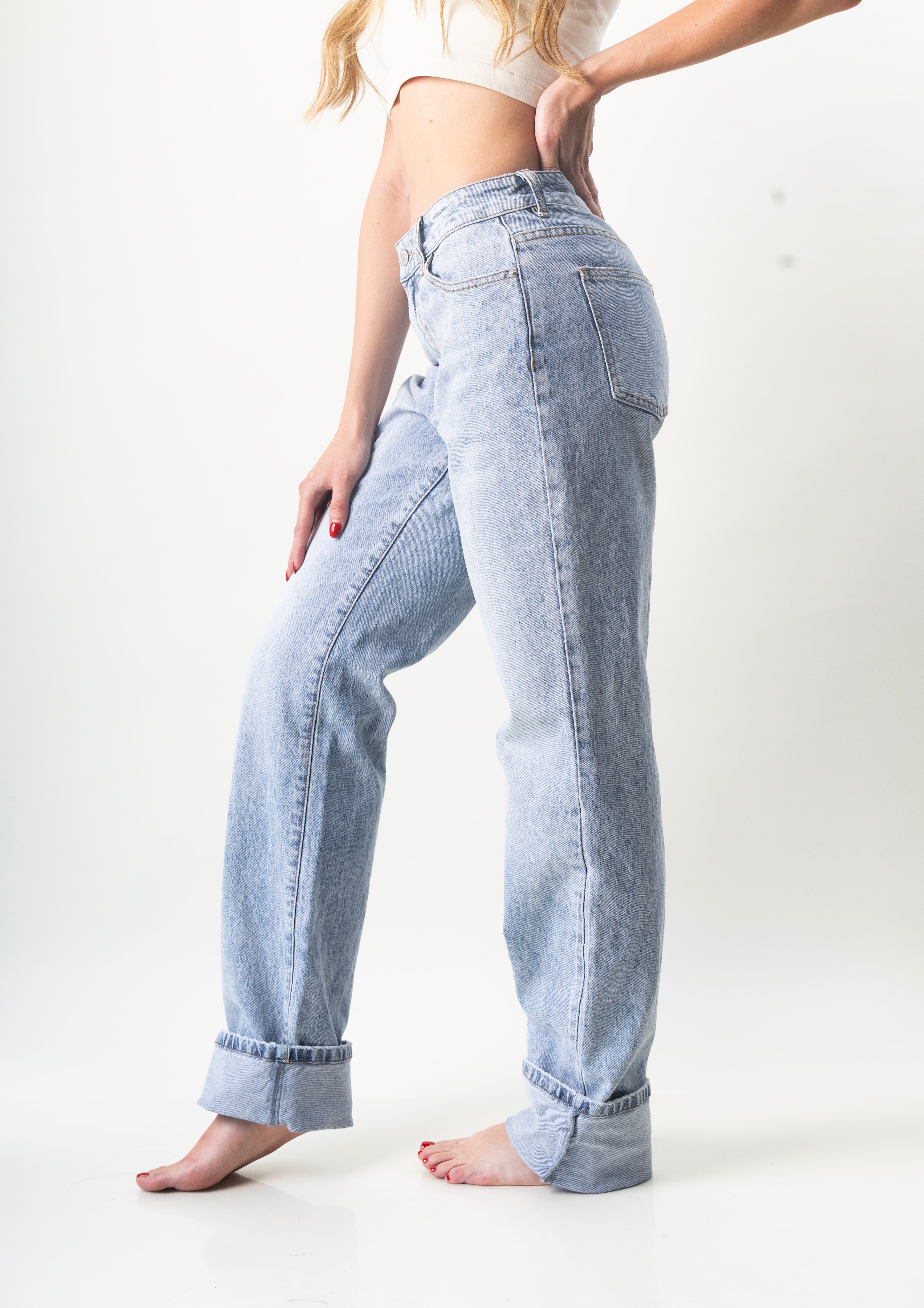 Vista lateral de pantalon straight denim azul claro con dobladillo ancho