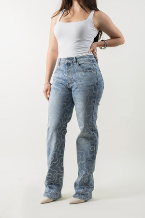 Pantalon straight de mezclilla azul con flores brillantes de diamantina plateada, vista frontal lateral.