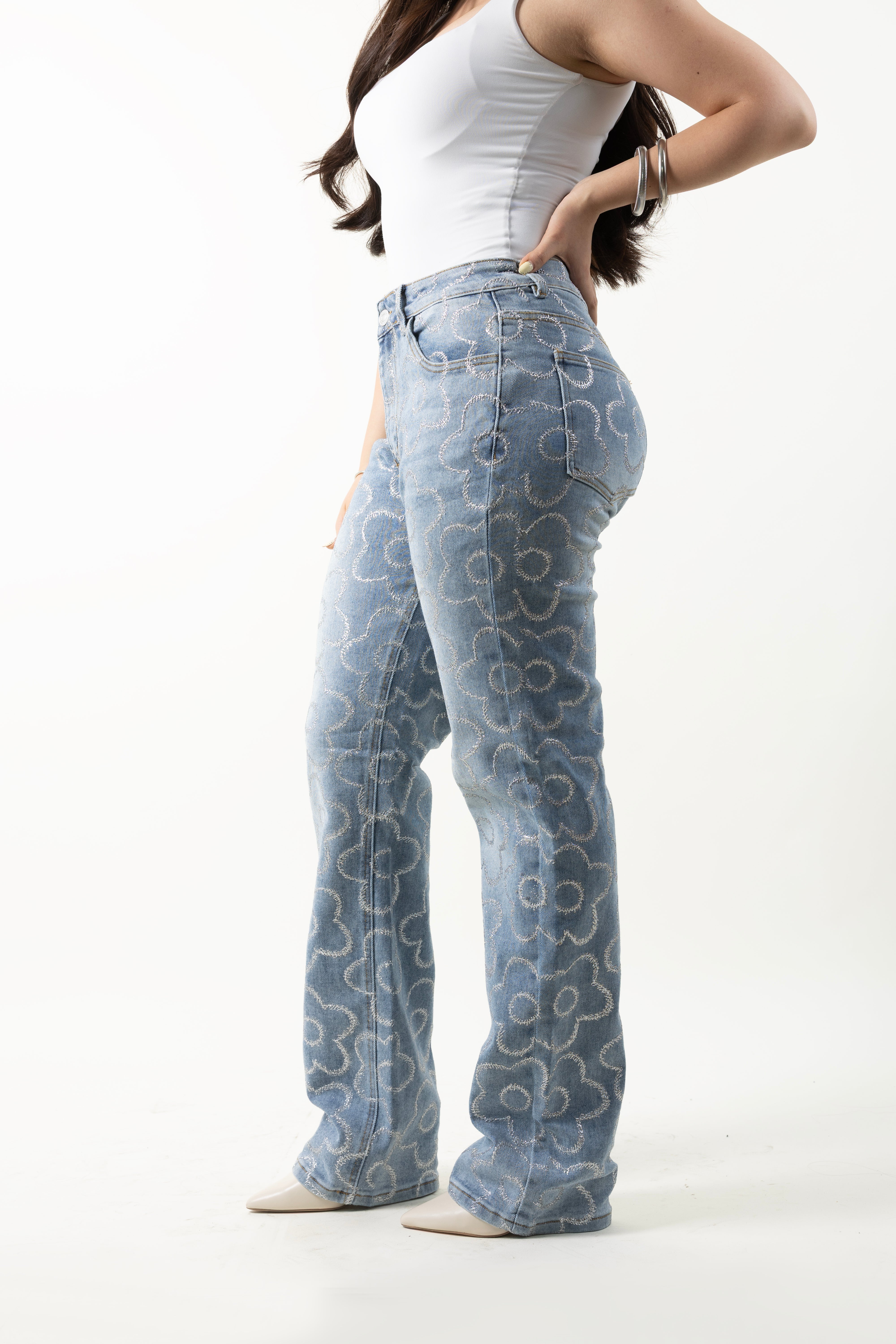 Pantalon straight azul con patrón floral de diamantina plateada, vista lateral.