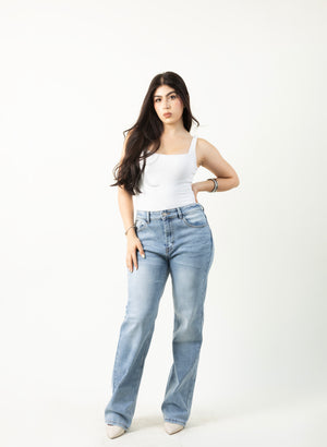 Pantalon straight azul claro con estrellas brillantes en bolsas traseras vista frontal.