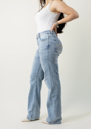 Pantalon straight azul claro vista lateral con aplicación de estrella brillante.