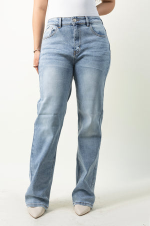 Pantalon straight azul claro de corte recto vista frontal de cuerpo completo.