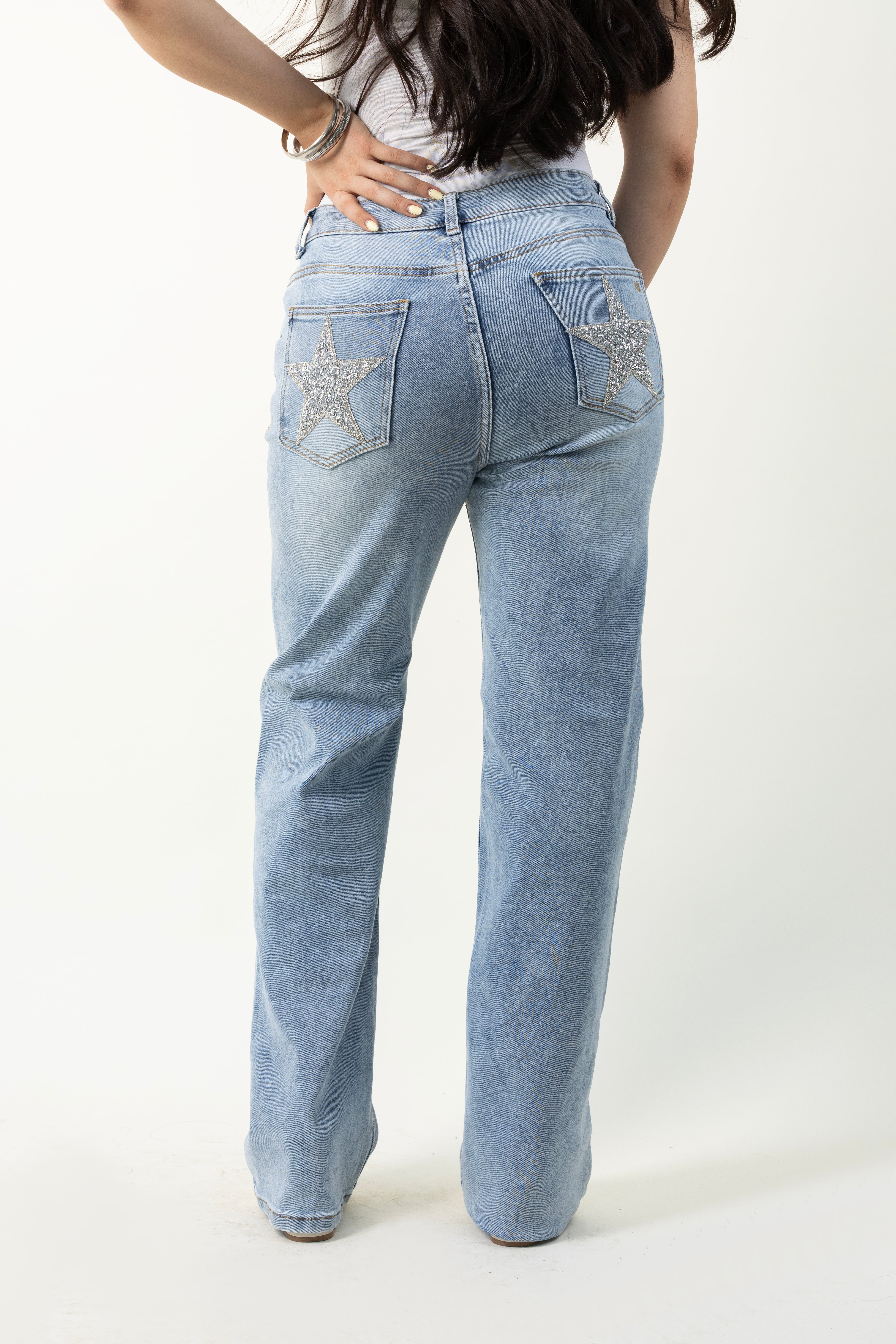 Pantalon straight azul claro con detalle de estrellas de pedrería en la parte trasera.