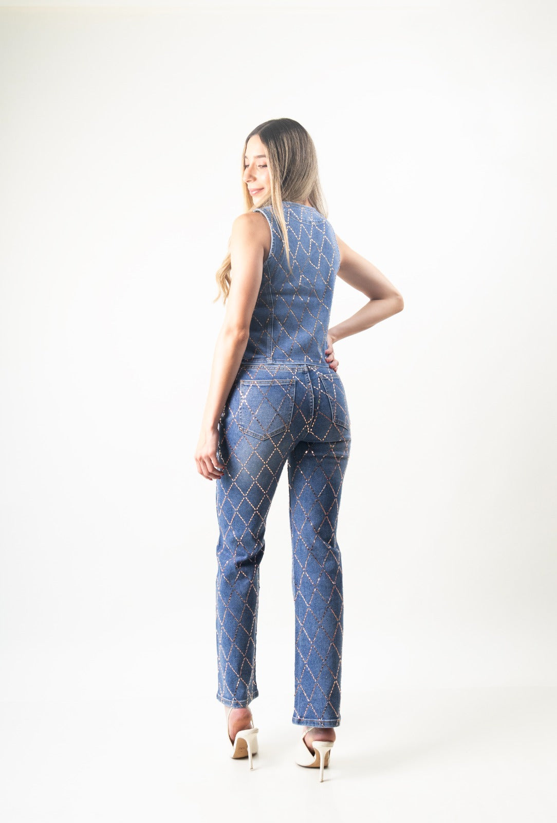 Pantalon straight blue con pedrería rosegold combinado en un look de mujer.