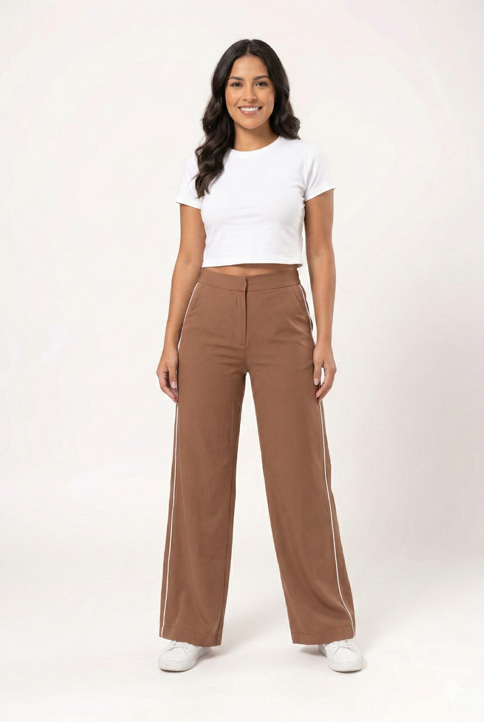pantalon de vestir mocha vista frontal fit recto con detalle de lineas