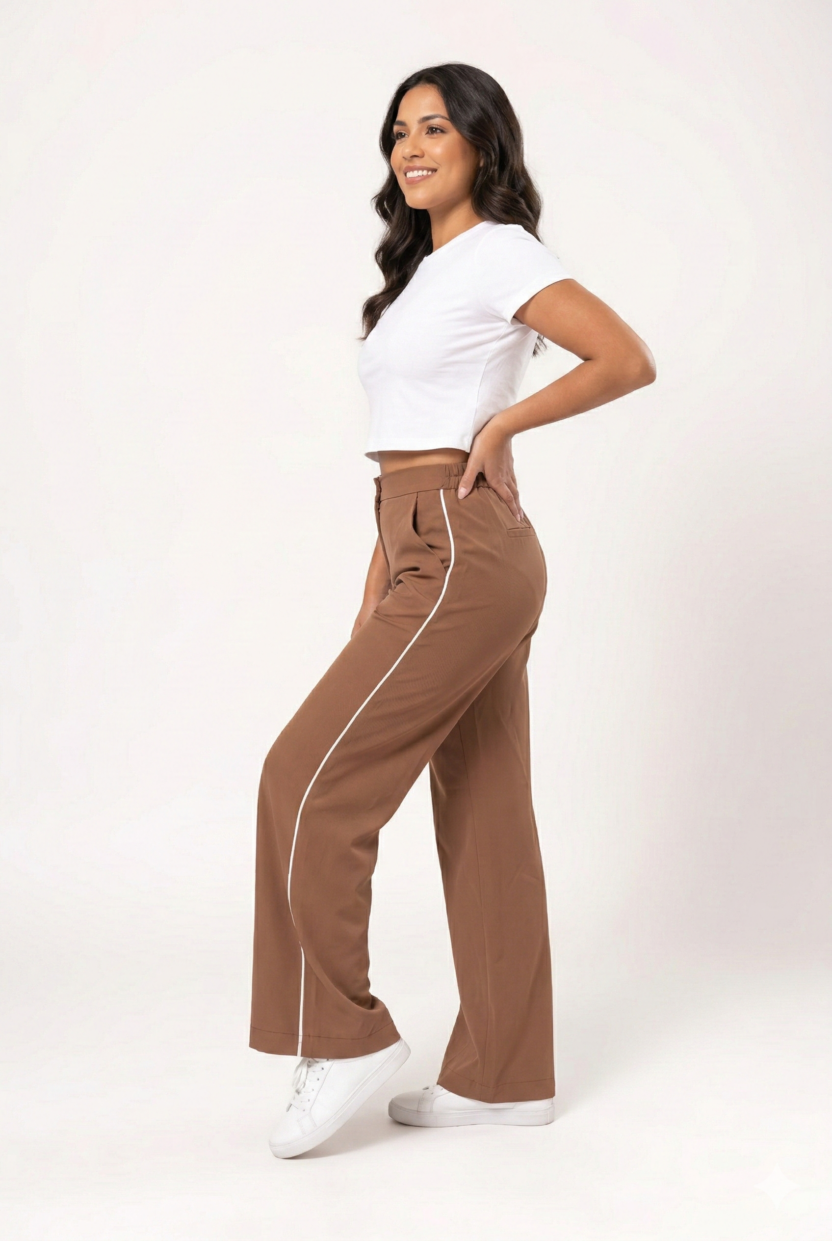 pantalon de vestir mocha vista lateral con lineas laterales y corte recto