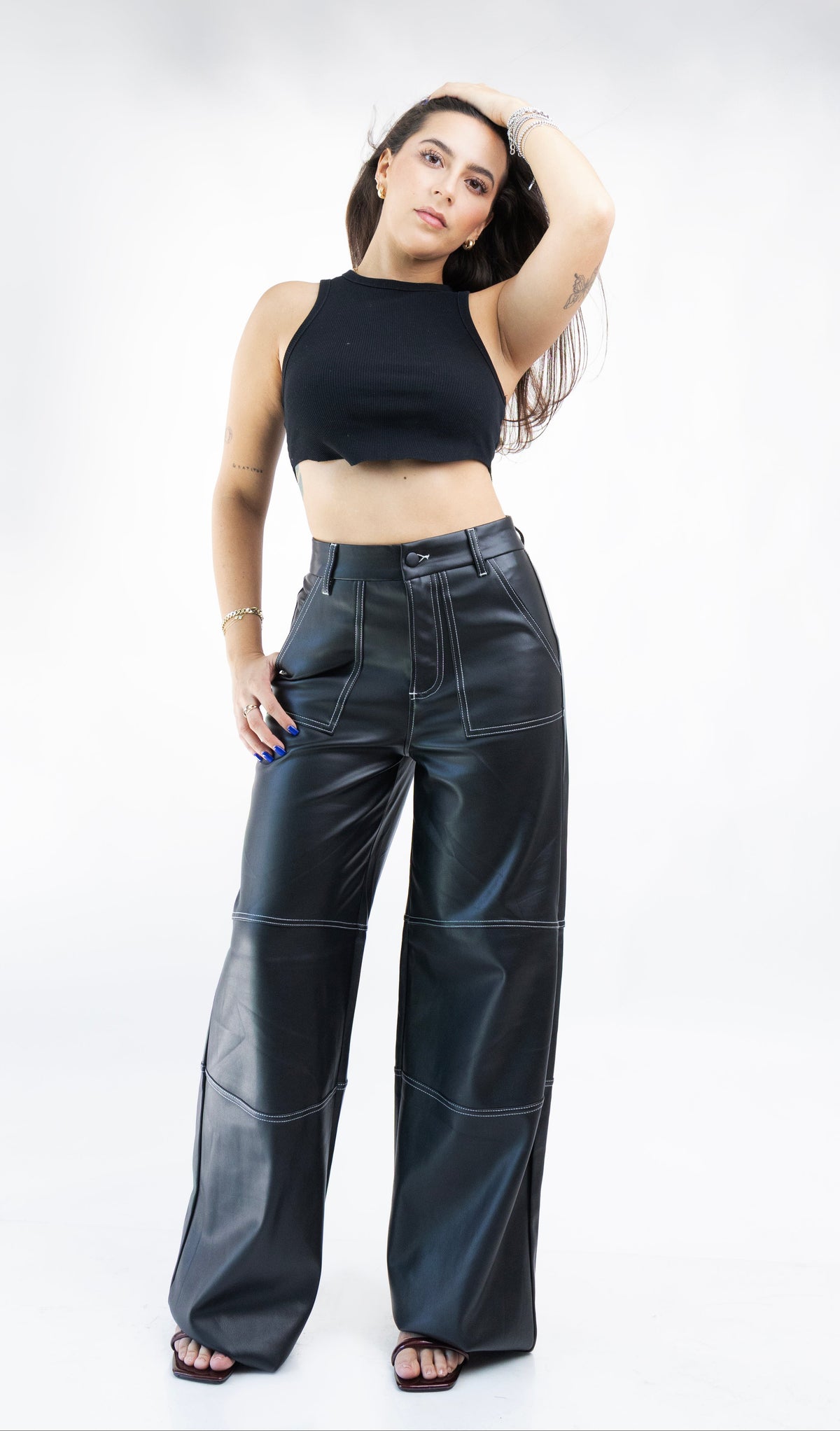 Pantalon de vinipiel negro wide leg con bolsillos y costuras contrastantes