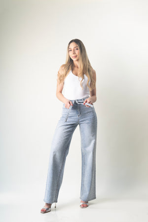 Modelo luciendo pantalon wide leg azul claro con brillos y cinturón.