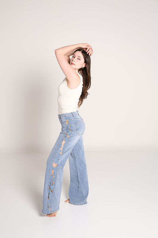 Pantalon wide leg azul claro para mujer con panel lateral de malla y diseño moderno Doux Denim.
