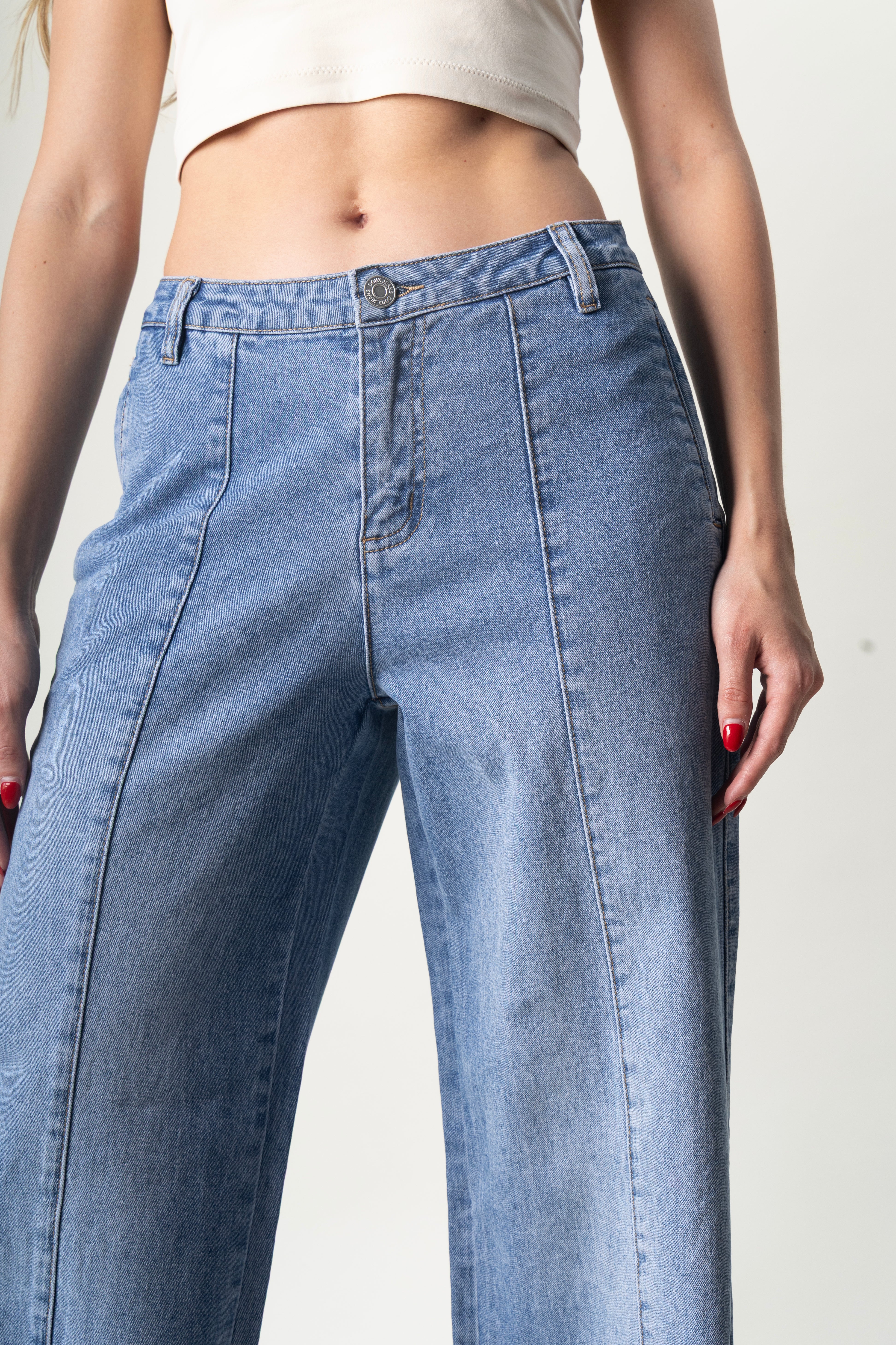 Pantalon wide leg azul claro tiro alto para mujer Doux Denim detalle frontal.