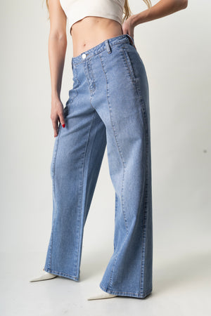 Pantalon wide leg azul claro para mujer vista lateral con costuras frontales.