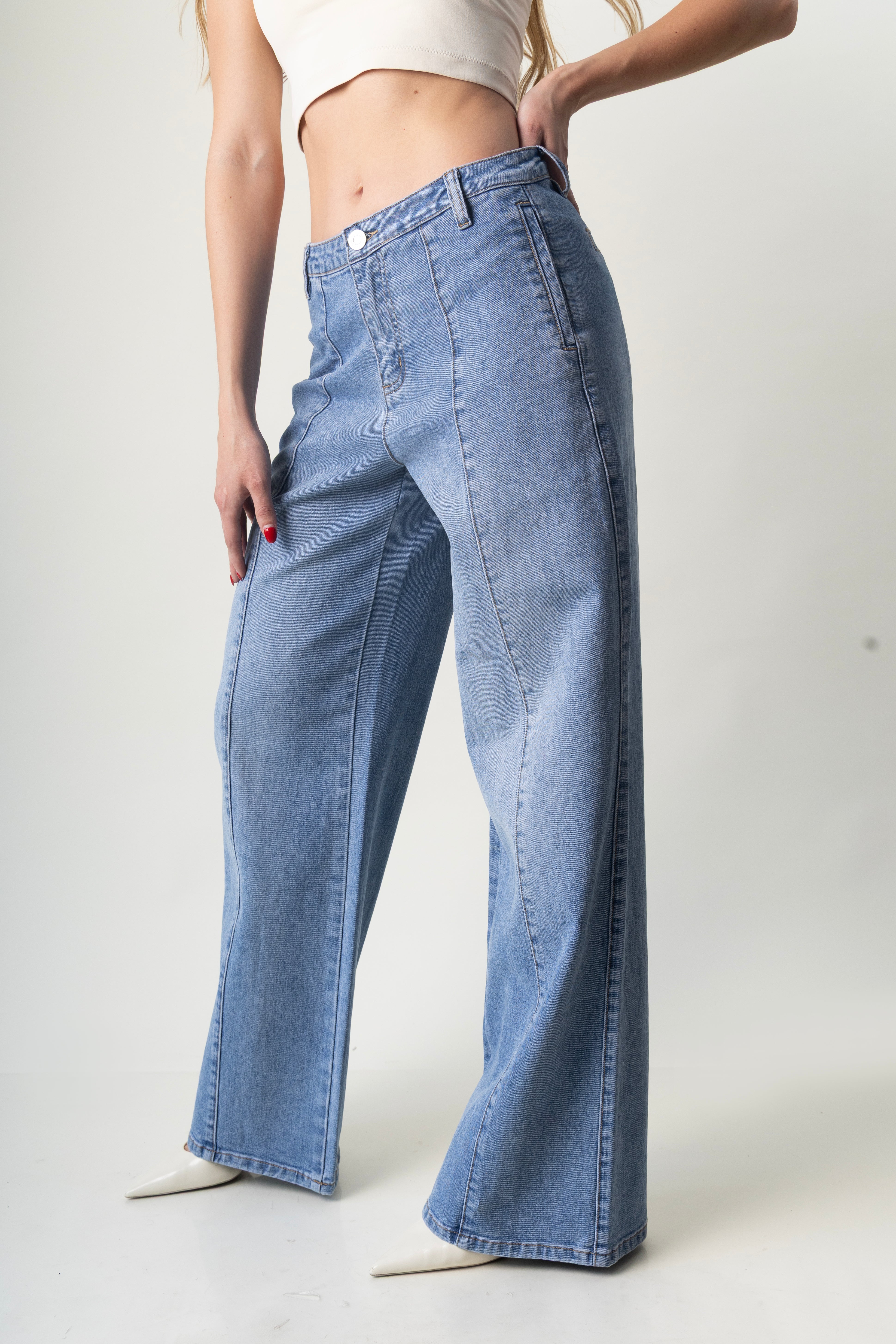 Pantalon wide leg azul claro para mujer vista lateral con costuras frontales.
