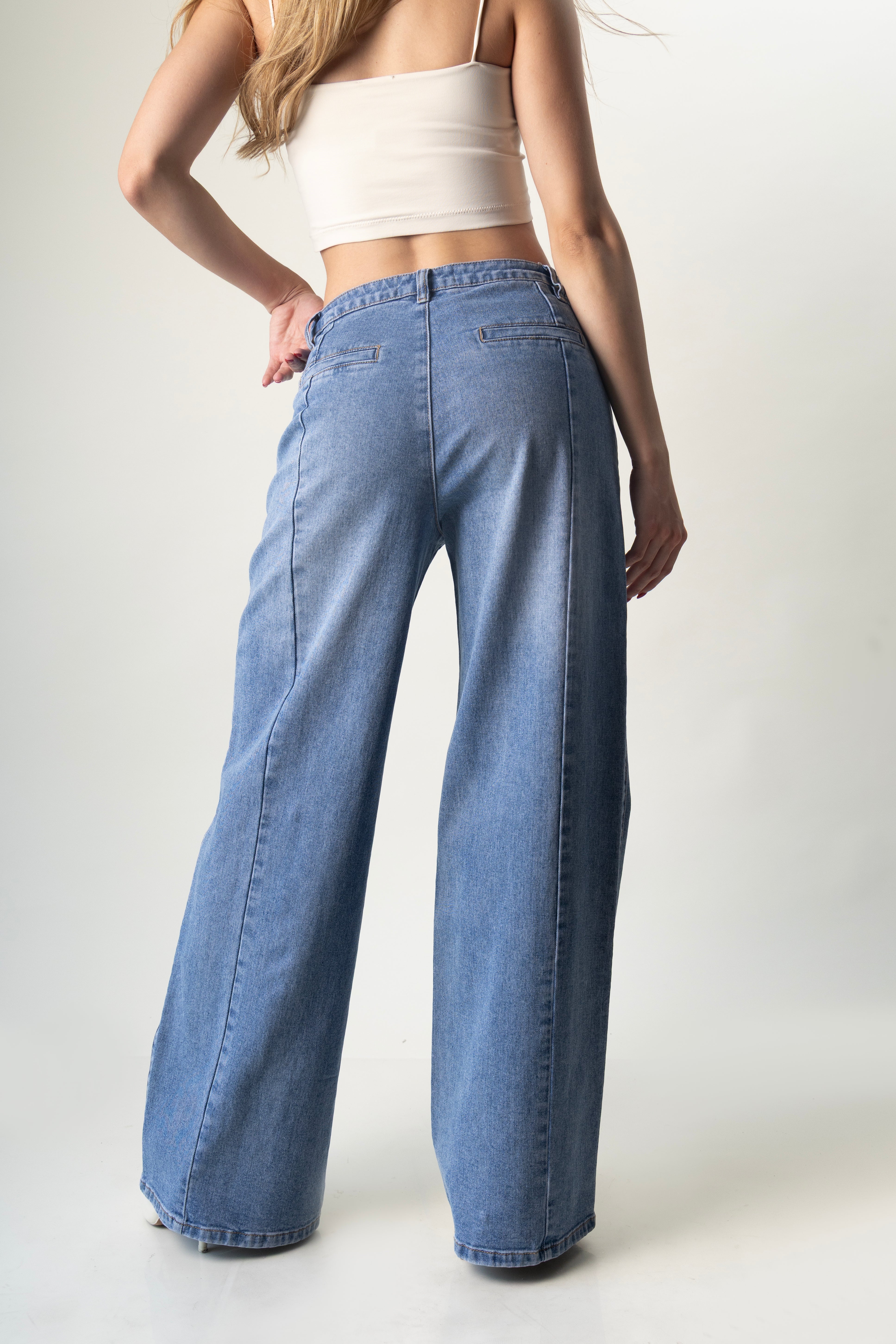 Vista trasera del pantalon wide leg azul claro tiro alto Doux Denim.
