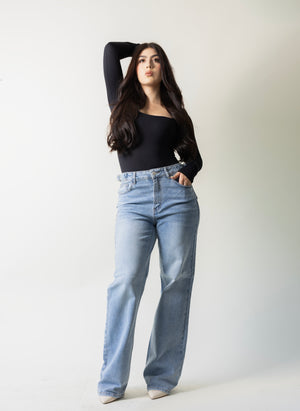 Pantalon wide leg azul claro con hebillas laterales para mujer Doux Denim vista frontal.
