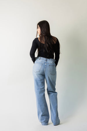 Vista trasera del pantalon wide leg azul claro con hebillas ajustables Doux Denim.