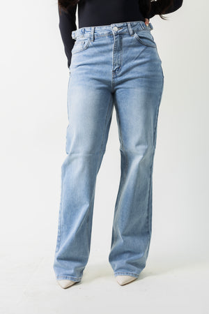 Detalle frontal del pantalon wide leg azul claro de mezclilla para mujer.
