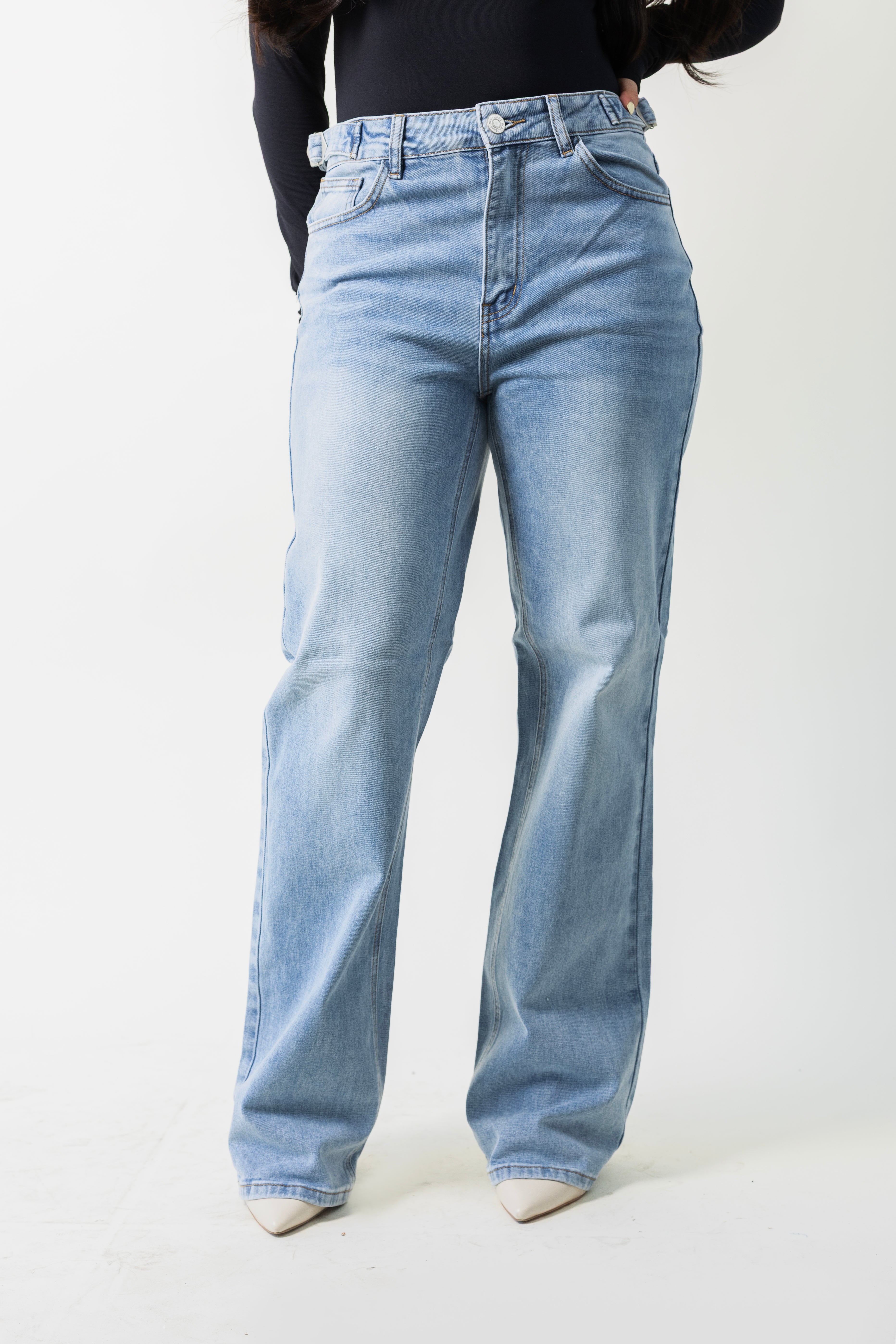 Detalle frontal del pantalon wide leg azul claro de mezclilla para mujer.