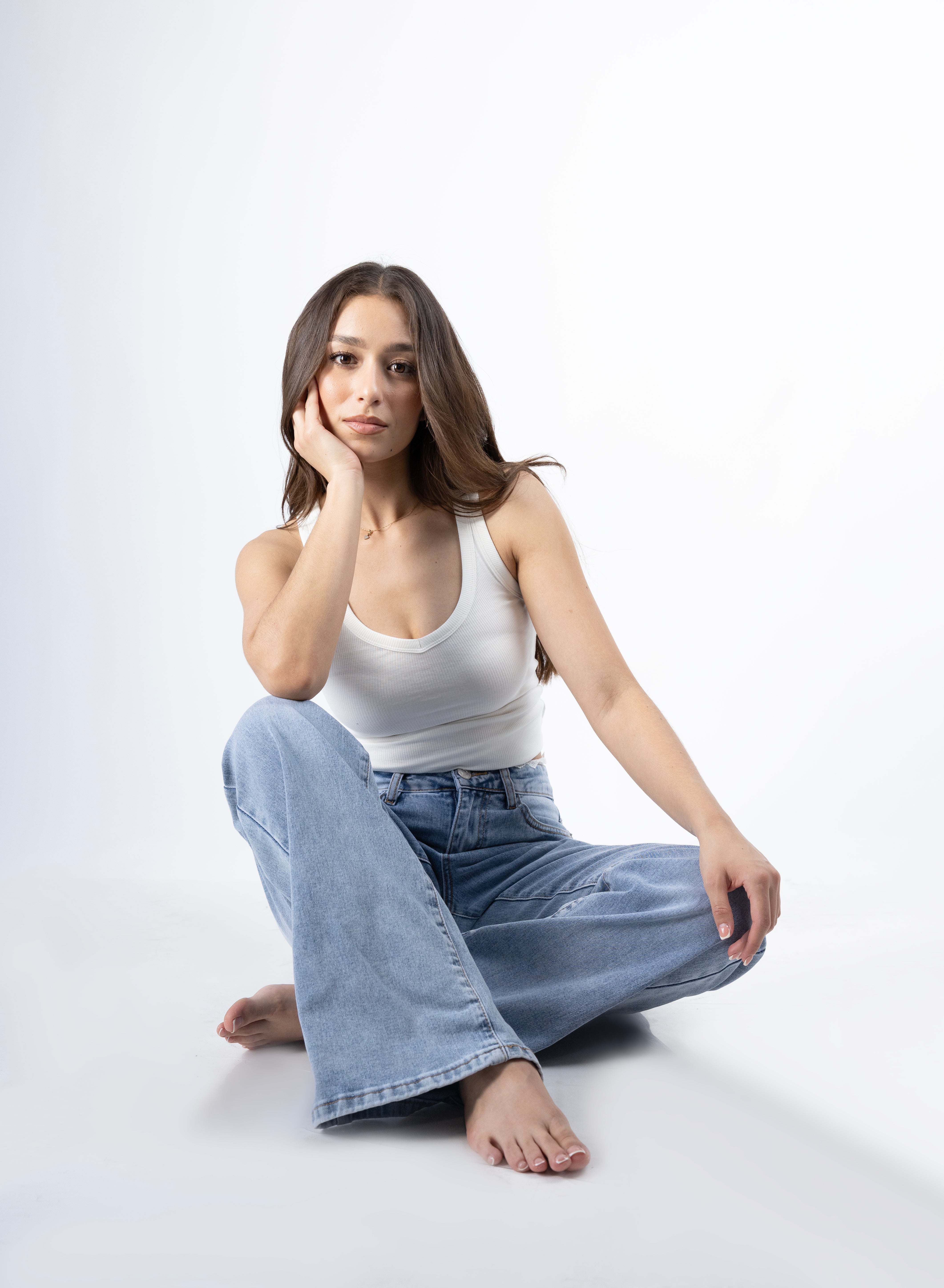 pantalon wide leg azul claro tiro alto mujer en pose sentada
