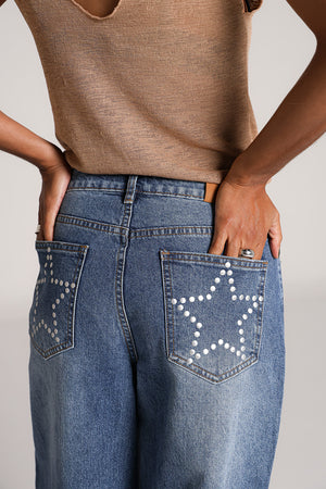 Pantalon wide leg azul para mujer con estrellas metálicas en bolsillos traseros