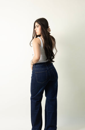 Pantalon wide leg azul oscuro para mujer vista trasera Doux Denim.