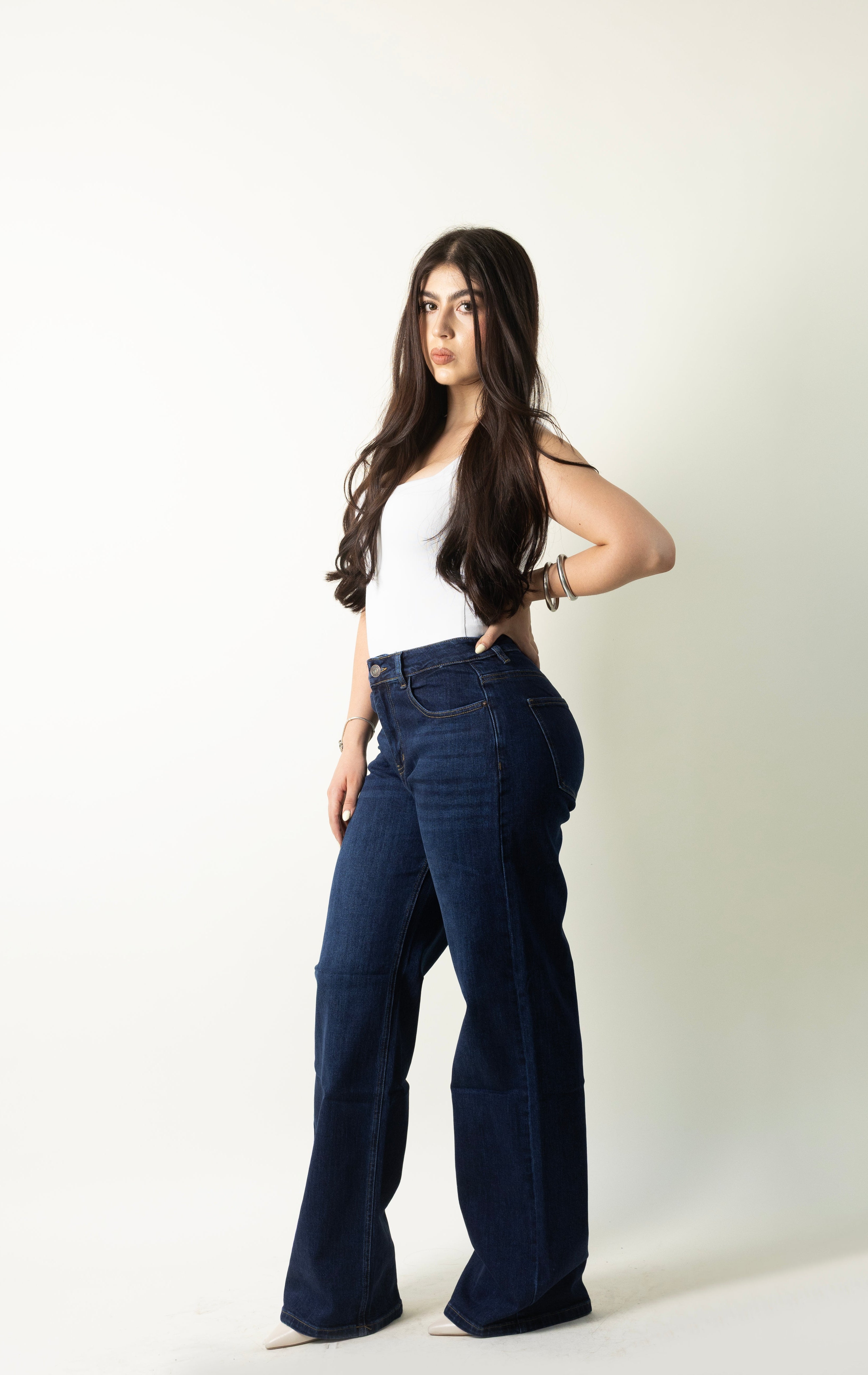Pantalon wide leg azul oscuro para mujer vista lateral Doux Denim.