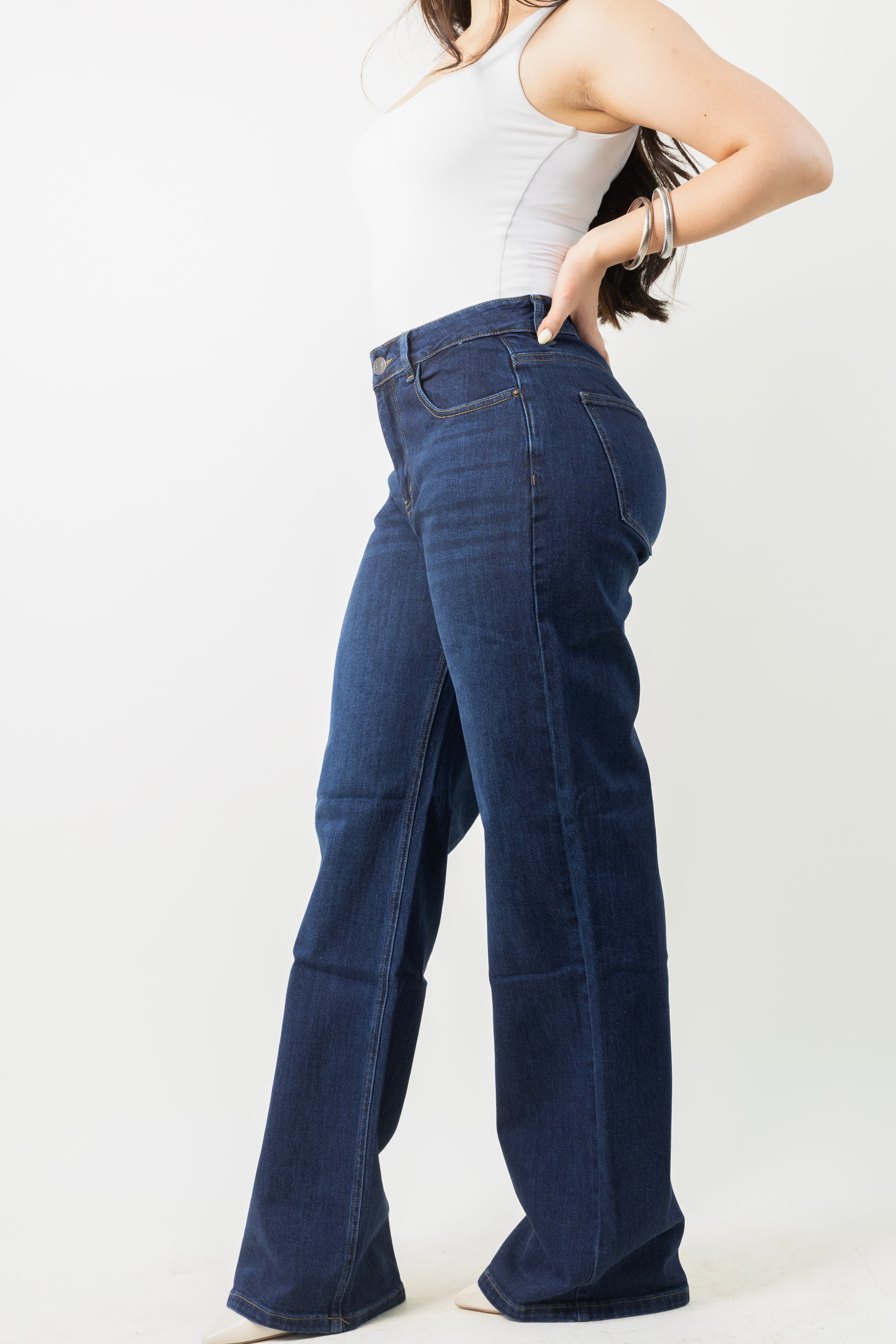 Detalle lateral de pantalon wide leg azul oscuro para mujer Doux Denim.