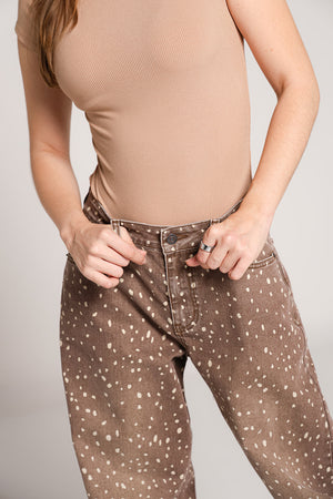 Pantalon wide leg café con estampado de Bambi