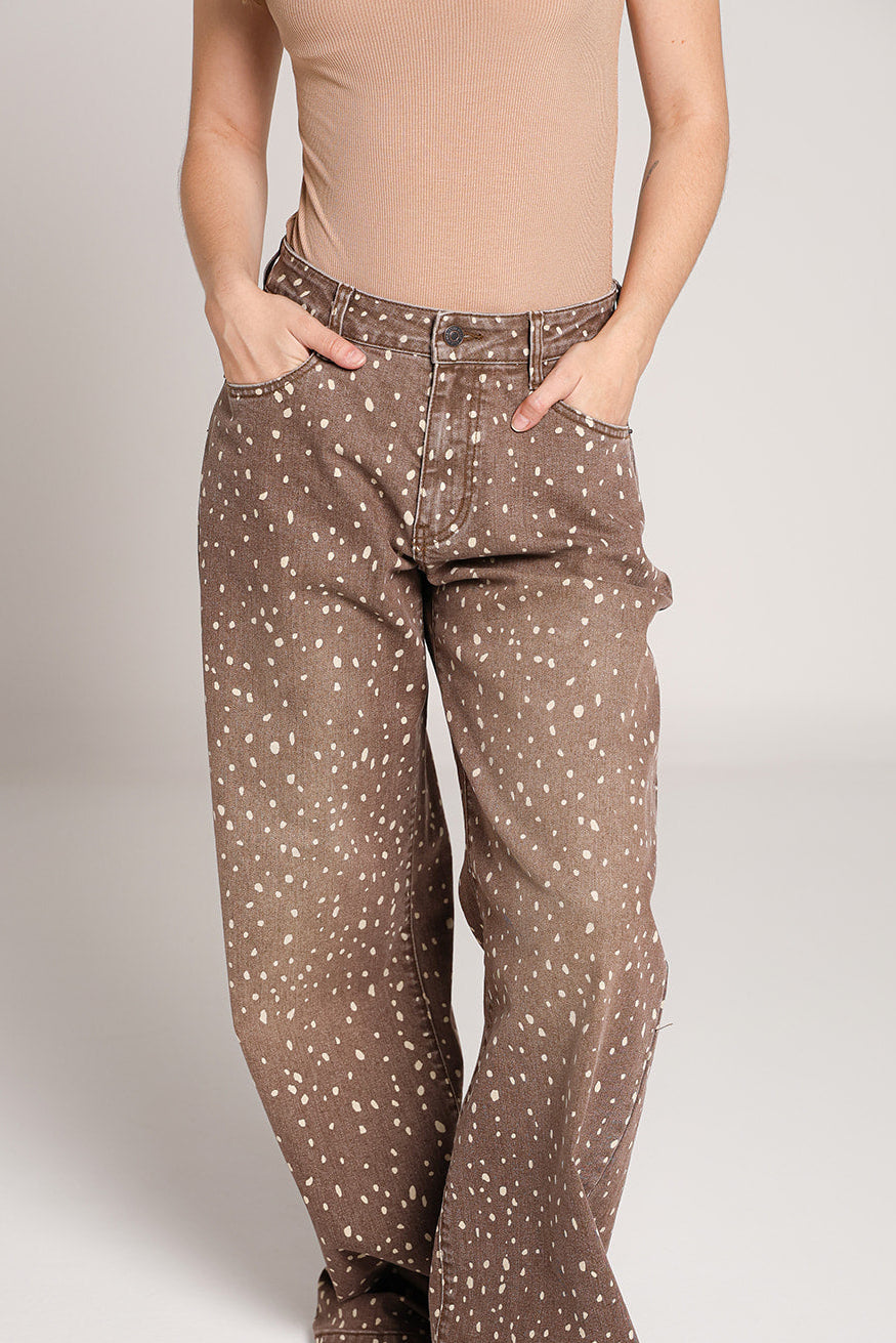 Detalle del estampado de Bambi en pantalon wide leg café