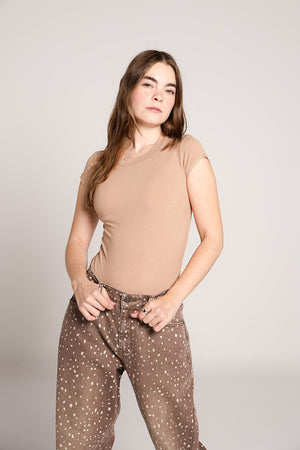 Pantalon wide leg café con estampado Bambi vista frontal