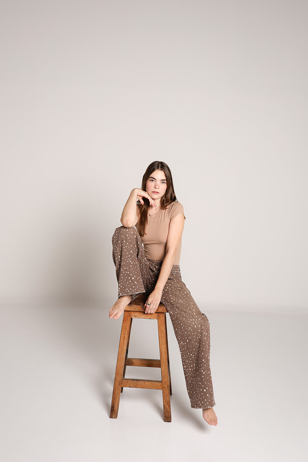 Mujer usando pantalon wide leg café con estampado de Bambi