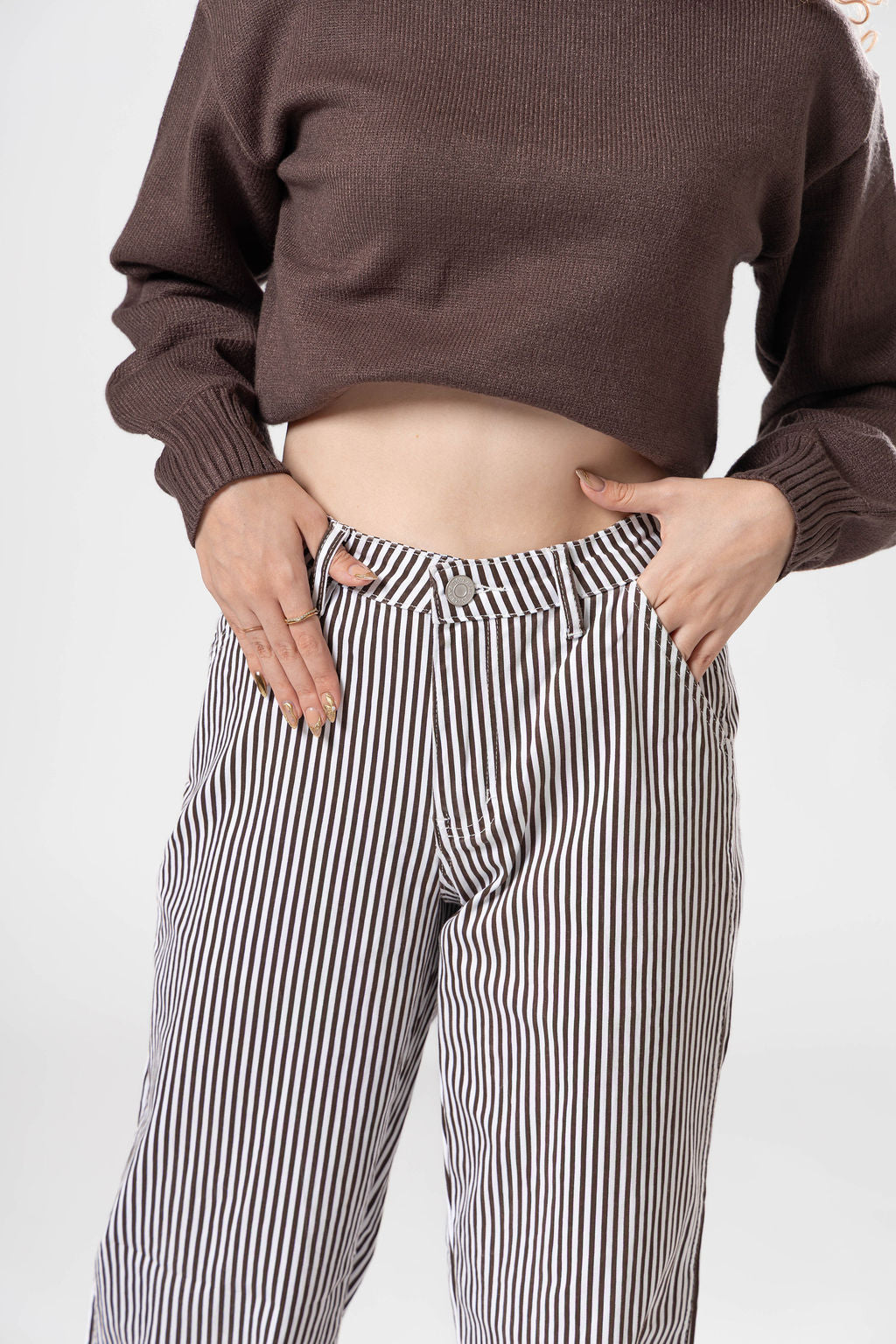 Detalle frontal de pantalon wide leg brown con rayas verticales y tiro alto