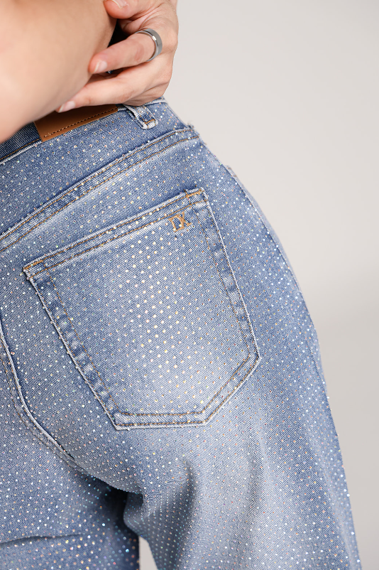 Detalle de los brillos y bolsa trasera del pantalon wide leg azul para mujer.